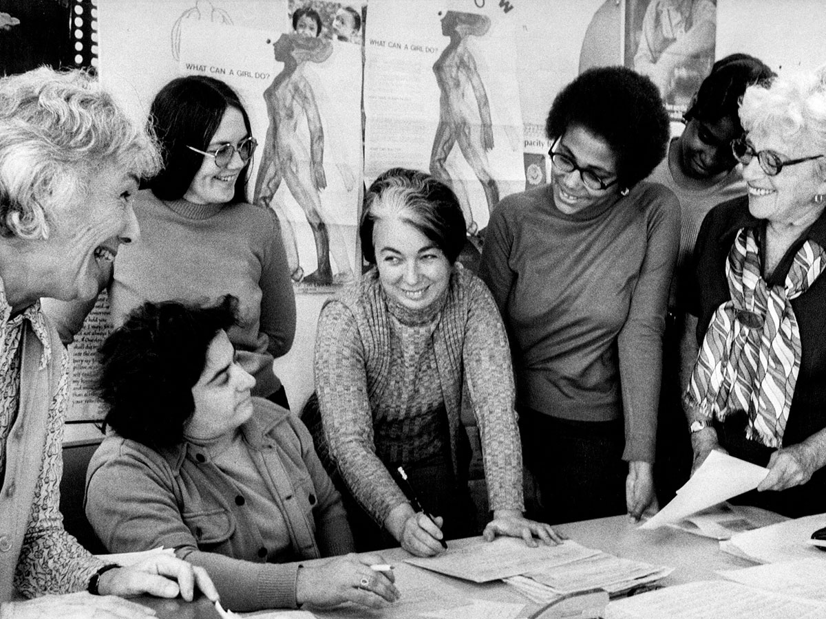 A foto que ilustra esse texto retrata Florence Howe, no centro, com mulheres que trabalhavam na Feminist Press em 1972.
