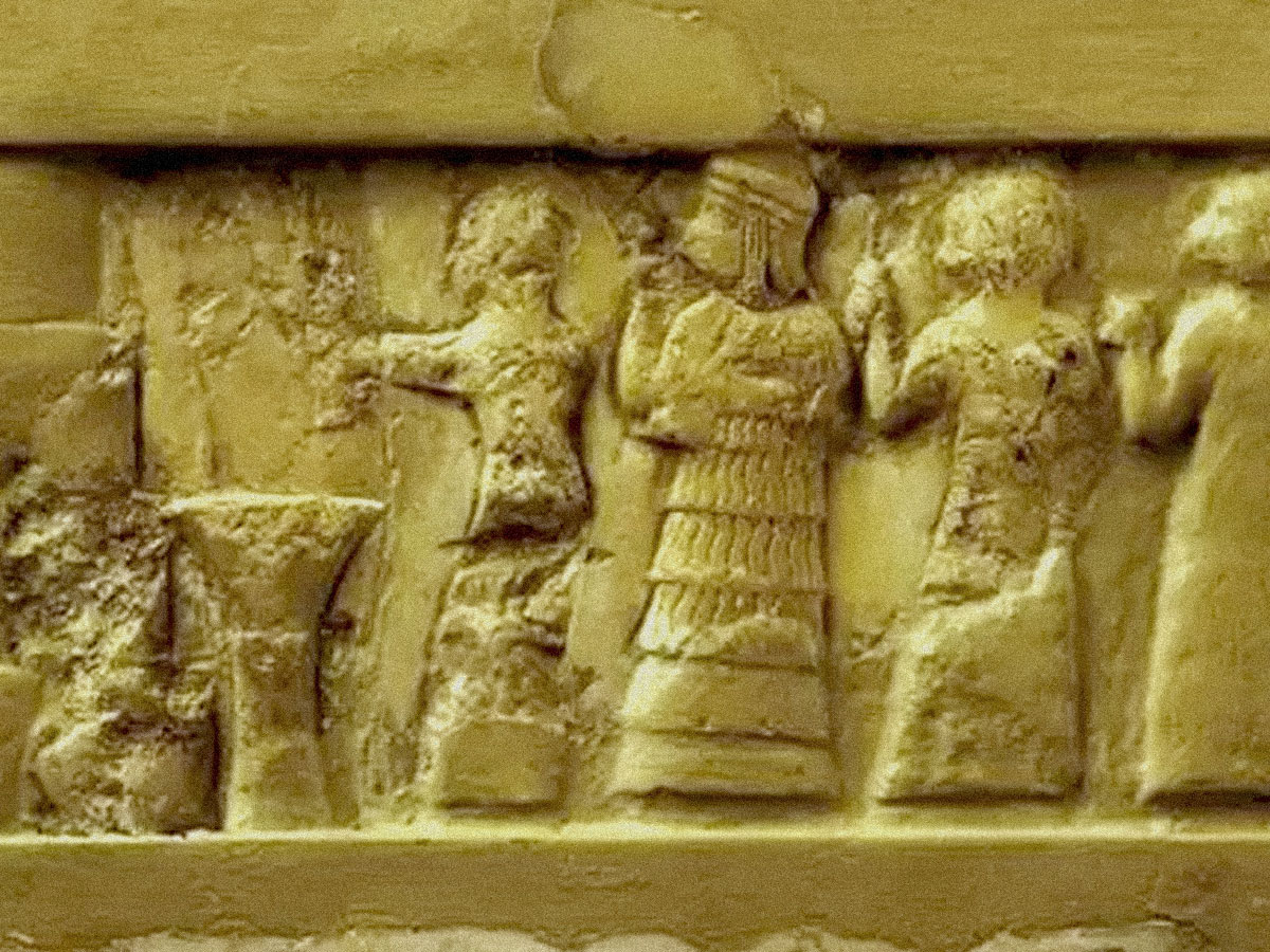 Achados arqueológicos de Enheduanna, primeira poetisa da história há 4.300 anos, representando mulheres apagadas da narrativa histórica