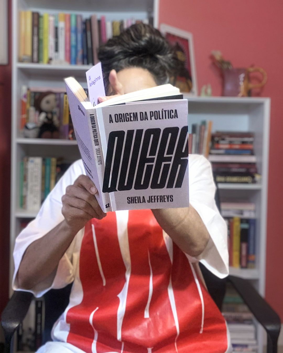 camiseta feminista rad ginna detalhe gola ribana